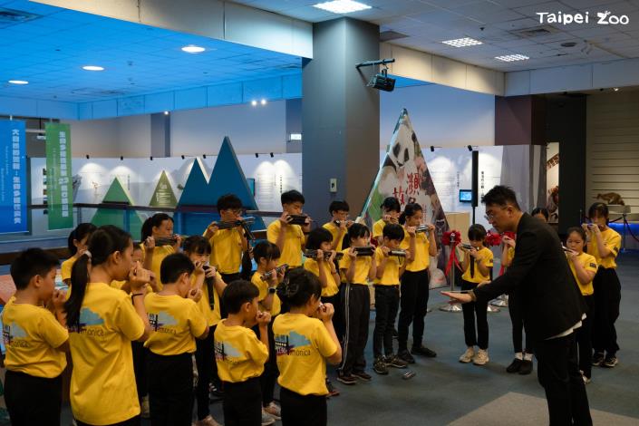 展覽開幕也邀請臺北市萬興國小口琴隊演出。