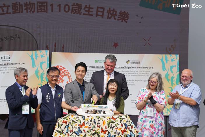 由蔣萬安市長與臺北市立動物園朱孝芬代理園長切下動物園110歲的慶生蛋糕。