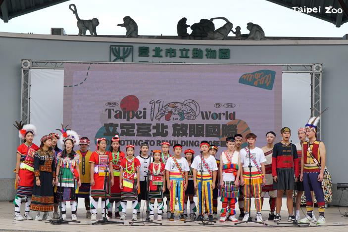 今(10月26日)天也邀請臺北市原住民族合唱團演出。