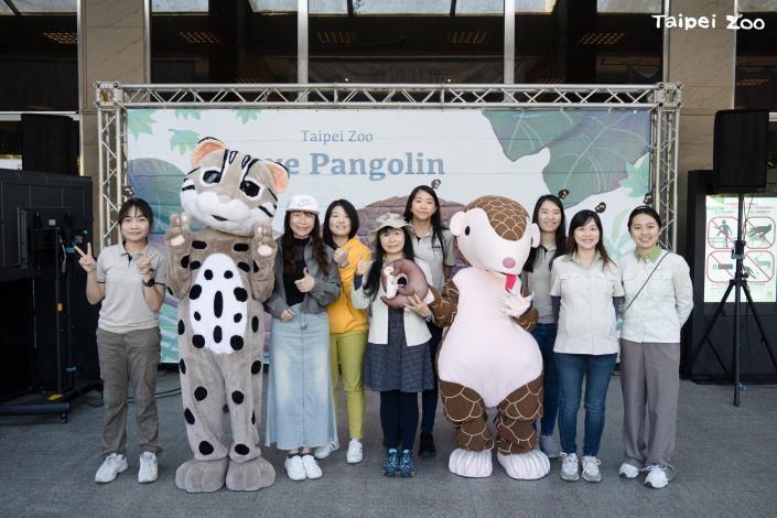 臺北市立動物園園長及石碇高級中學校長、博嘉實驗國民小學校長、農業部生物多樣性研究所及臺北動物園同仁與會世界穿山甲日