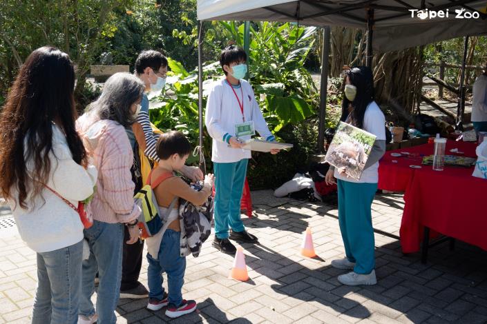 許多民眾趁著今天的好天氣遊園，參加護甲行動教育活動