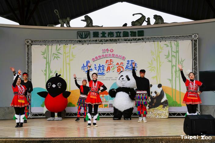 為推動花蓮食農教育與產業，一早組團出發到臺北市立動物園為推動花蓮農產與觀光努力