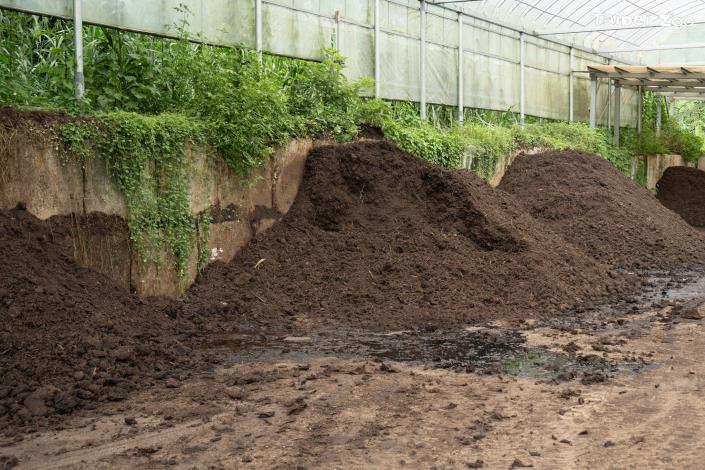 動物園蒐集草食動物糞便與食餘枝葉、枯枝落葉混和，經數個月的製程後成為可改良土壤的腐熟有機質資材