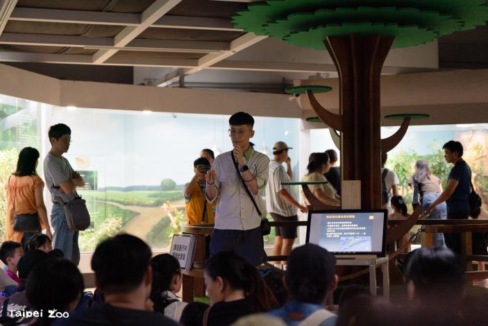 暑假週六的「動物涼一夏」以「水」為題，規劃8種物種主題的動物保母講古Keeper's Talk