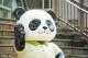 大貓熊館前動物園制服大貓熊雕像等大家來合照