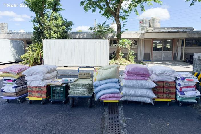 今(9月17日)天動物園舉辦動物慰靈祭，準備許多動物飼糧普度動物