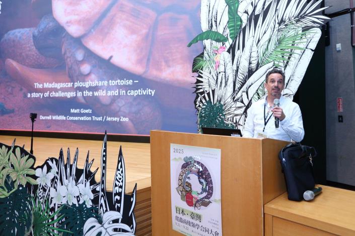 英國澤西動物園的爬蟲動物學專家Matt Goetz分享國際極度瀕臨絕種野生動物安哥洛卡象龜 Ploughshare Tortoise的域內與域外保育.JPG