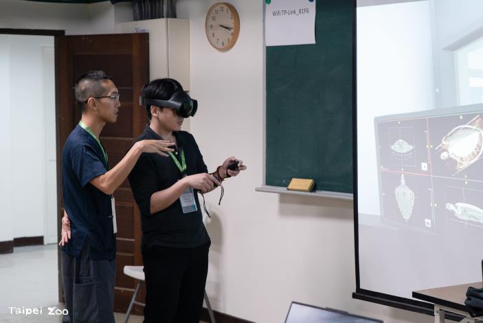 香港城市大學Henry Tsui(徐振樂)研究助理指導學員操作虛擬解剖