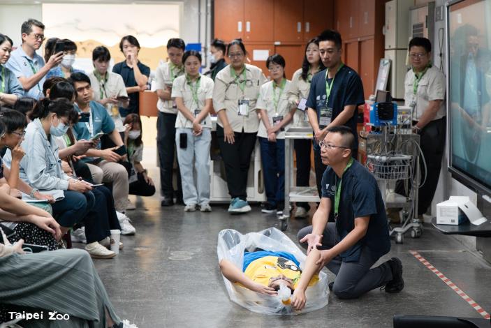 香港城市大學傳染病與公共衛生學系助理教授Brian Kot(葛展榮)博士分享動物死亡調查的作業流程