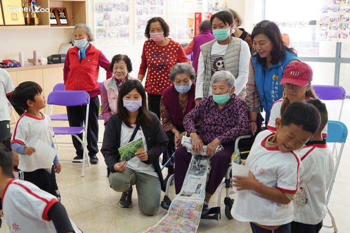 社區長者的老幼共學課程不只帶來動物故事，在課程中與稚子們的互動、對話、五感體驗和競賽更使得學習過程中充滿歡笑。