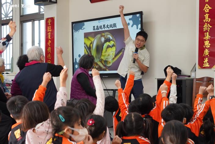 本次課程將昆蟲館看你什麼嘴臉特展帶到學校和社區，以生動趣味的視力檢查與牙齒保健，解說昆蟲的視覺與口器構造。