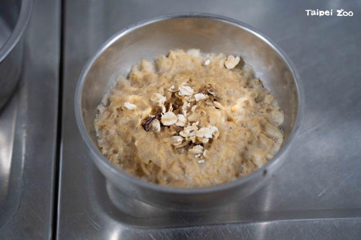 蛋糕主體是以燕麥與果乾混合蒸熟製成。