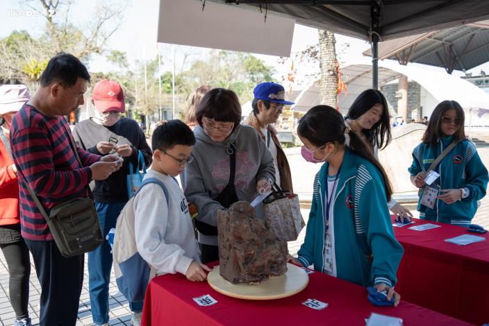 石碇高中國中部同學參與規劃Pangolin返家之路闖關活動，邀請民眾從遊戲認識穿山甲生存現狀。