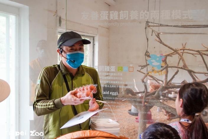 帶領學員走進兒童動物區的農村時光機，保育員深度解說不僅農田環境，還有與民生息息相關的友善蛋雞.JPG