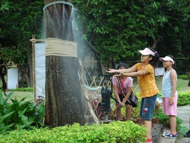 日本人則利用麻繩來收集到樹幹上的雨水，也很有效喔
