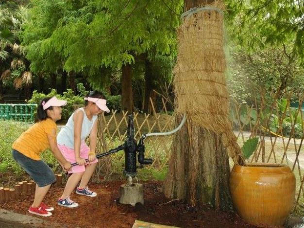 利用稻草可以收集到樹幹上的雨水，是韓國人的點子