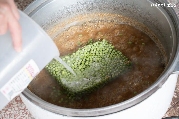 The rice cake is made with brown rice, soybean flour, and green beans, with raisins and turmeric powder sometimes added.