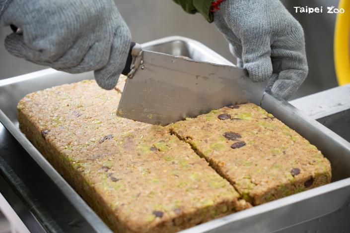 Before this year's Lunar New Year, a " green delight " snack was introduced – the green bean monkey rice cake.