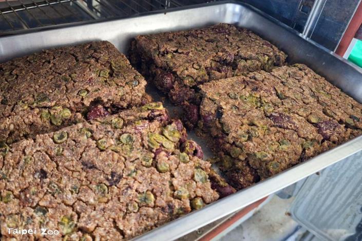 The baked green bean and red date treats are well-loved by the animals.