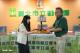 Director Yusuke Honda of Noichi Zoological Park presents a commemorative gift