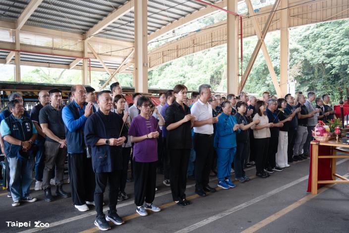 Also in attendance were the Deputy Mayor, City Councilors, representatives from the Department of Education and the Mortuary Services Office, and local village chiefs, all gathering to pay tribute to the early settlers.