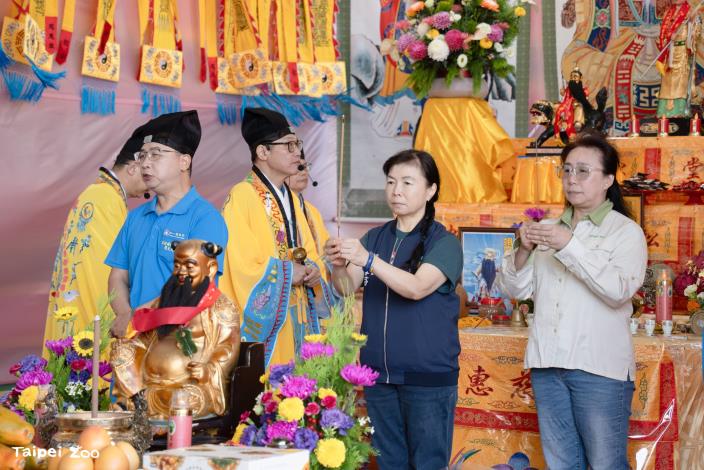 On the day of the ceremony, Taipei Zoo staff attended the service to pay their respects to the ancestors prior to the green burial placement.