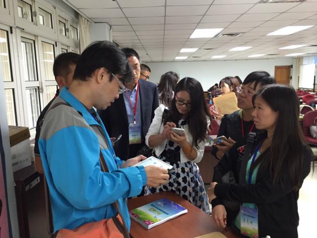 大陸教師於臺灣龍山國中鄭老師志鵬發表「資訊科技與探究式自然課程」後諮詢情形