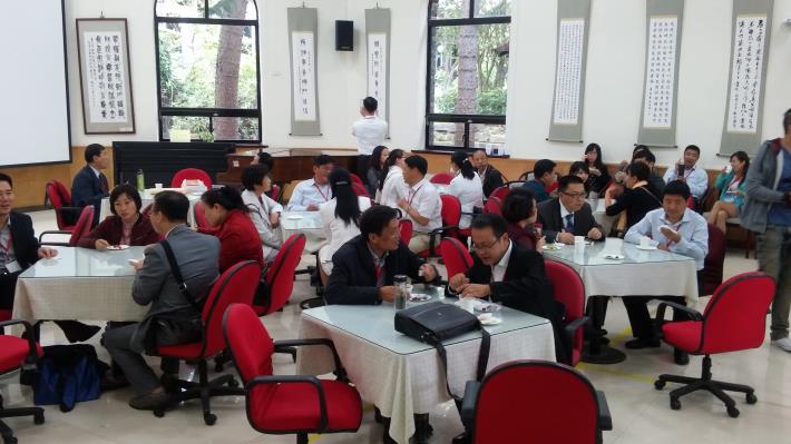 教育論壇茶敘時間，兩岸教育人員互動熱絡，收穫滿滿