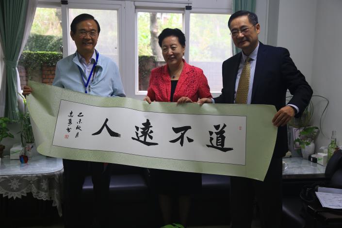 臺北市政府教育局湯局長志民(左1)接受天津市教育學會致贈墨寶