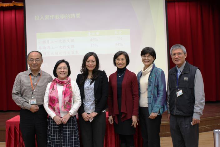 臺北市教師研習中心楊主任淑妃、向天屏主任和本市語文輔導團與談人合影