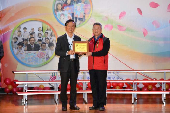 湯局長頒發教育111標竿學校獎牌給木柵國小