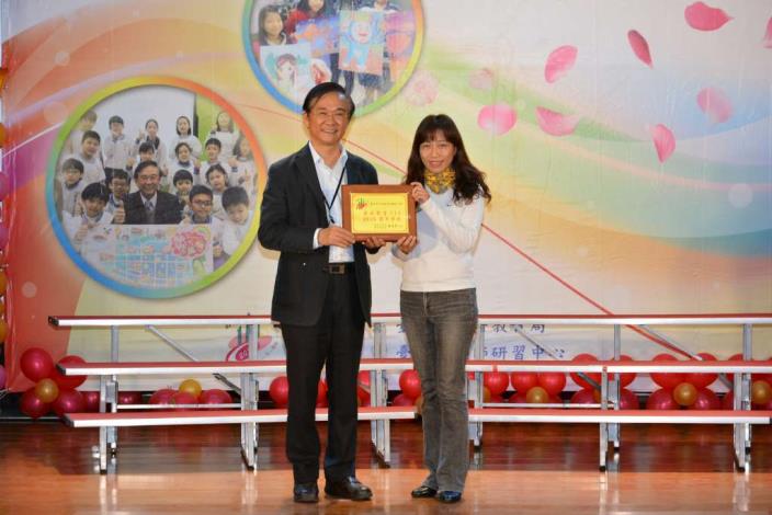 湯局長頒發教育111標竿學校獎牌給南門國小