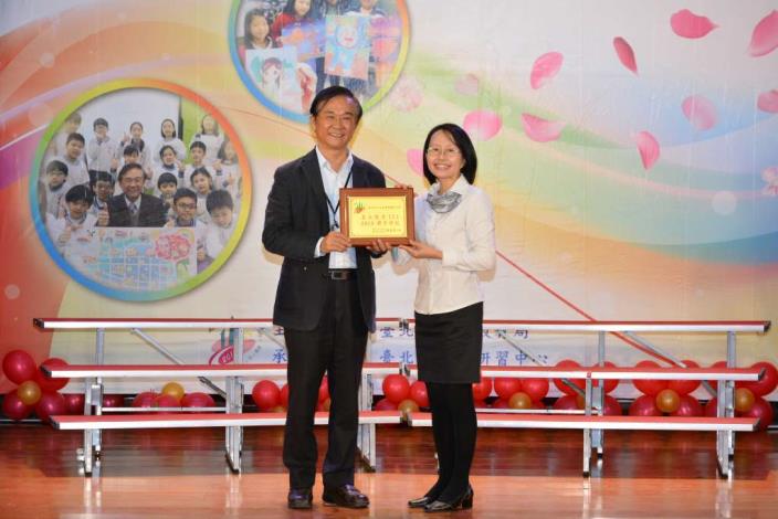 湯局長頒發教育111標竿學校獎牌給萬興國小