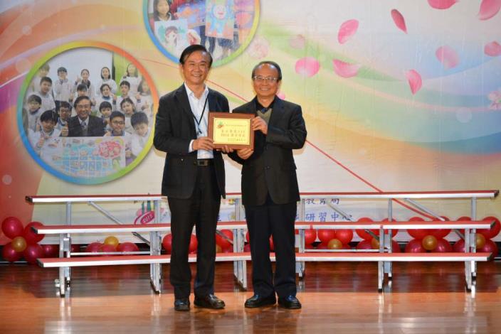 湯局長頒發教育111標竿學校獎牌給百齡國小