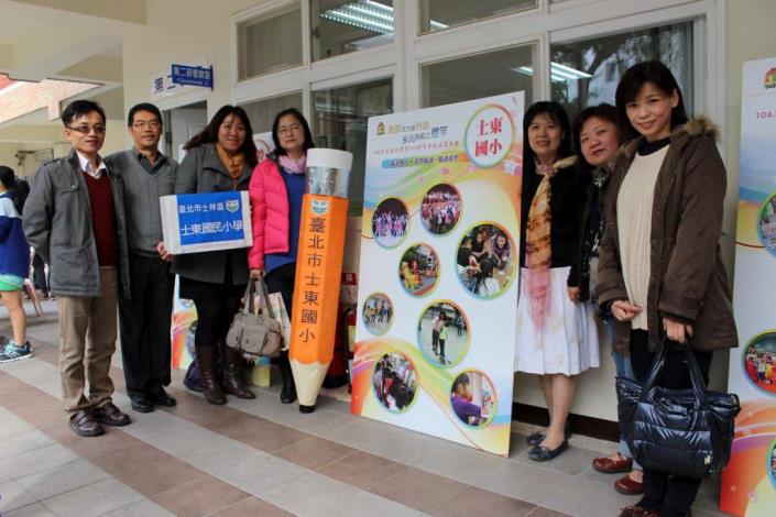 士東國小團隊與標竿星光版合影