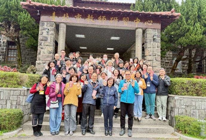 林副市長（前排右2）向教研中心同仁辭歲並與其大合照