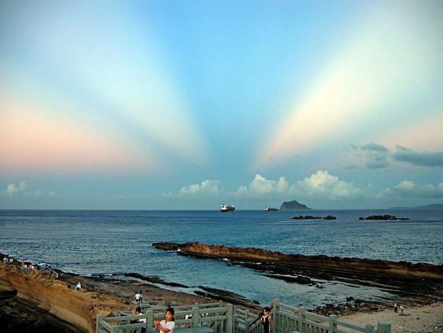 800px-Anticrepuscular_rays_20050918_in_Ye_Liou