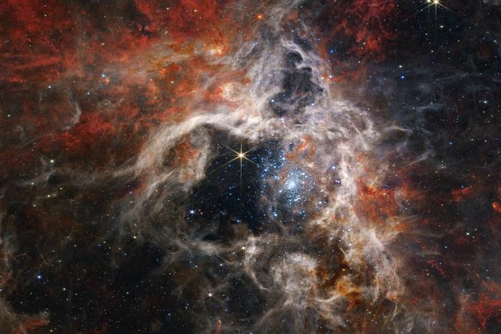 (首圖)蜘蛛星雲中的疏散星團R136