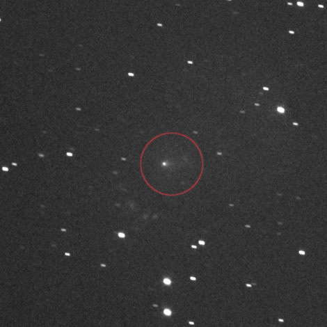 Lucy的L’LORRI相機所拍攝的3I/ATLAS，彗星位於中央，拍攝到彗星的彗髮與彗尾。影像由2025年9月16日 拍攝的多張照片堆疊而成，當時彗星正快速向火星逼近，而Lucy則在距離 3I/ATLAS 約3.8億公里的位置，持續飛往木星軌道上的特洛伊小行星群進行探索。整張照片橫跨約11角分，大約是滿月視直徑的三分之一。太陽系北方位於畫面上方。Credit: NASA/Goddard/SwRI/JHU-APL