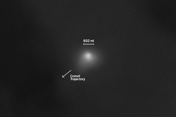 2025年10月2日由火星偵察軌道衛星（MRO）上的高解析度成像科學實驗（HiRISE）相機拍攝的彗星影像。拍攝時彗星距離衛星約0.2天文單位。Credit: NASA/JPL-Caltech/University of Arizona