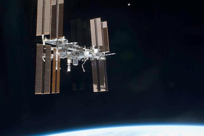 (首圖)國際太空站飛掠