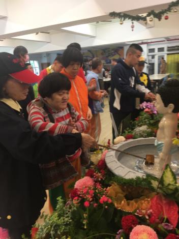 佛光會中華總會大同第二分會志工指導報務使用者浴佛