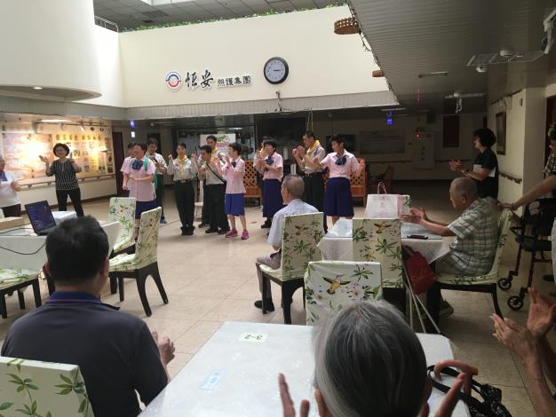 獻唱表演「榮譽在我心」手語歌曲.JPG