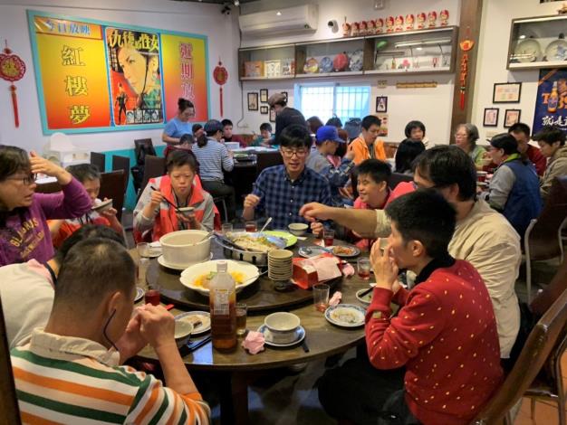 照片4：至羅東駿懷舊餐廳進用午餐，訓練用餐禮儀與安全進食。