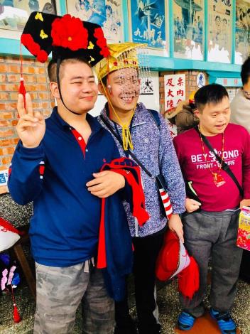 照片6：午飯後，運用羅東駿懷舊餐廳的裝飾品合影留念。
