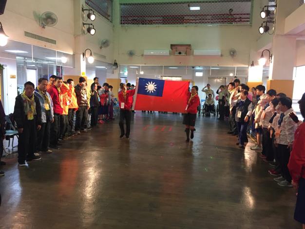 2.國旗進場全員精神抖擻地敬禮