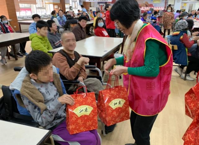 財團法人台北市慈心慈善事業基金會發送新年禮物給陽明寶貝們