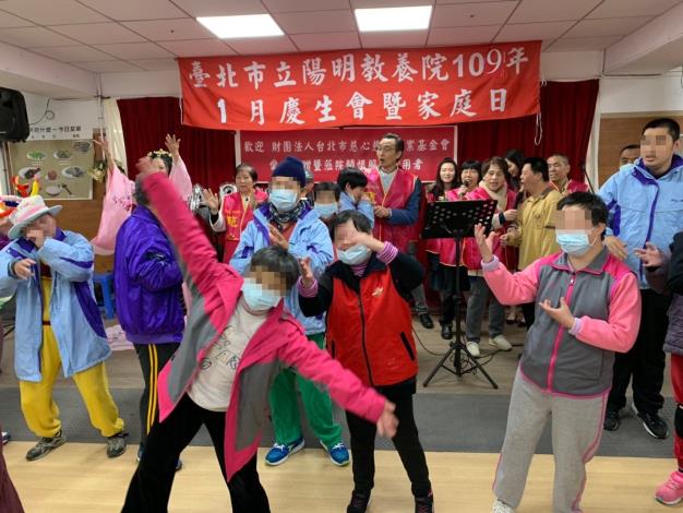 陽明寶貝們至舞台前隨音樂唱歌跳舞