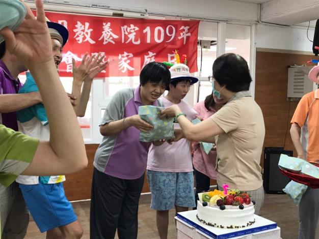 林副院長頒發壽星生日禮物，拿到的寶貝們都好開心