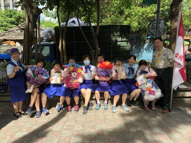 1.在女童軍活動中心前方公園報到合影